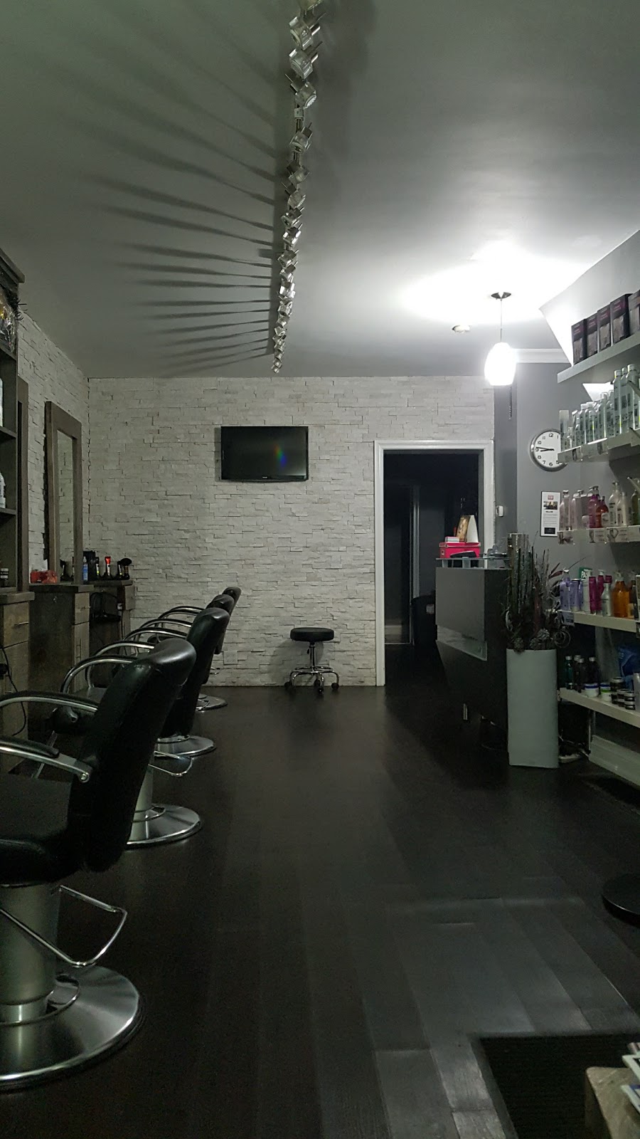 The Barbers Daughter Hair Salon | 3184 Dundas St W, Toronto, ON M6P 2A3, Canada | Phone: (647) 352-4247