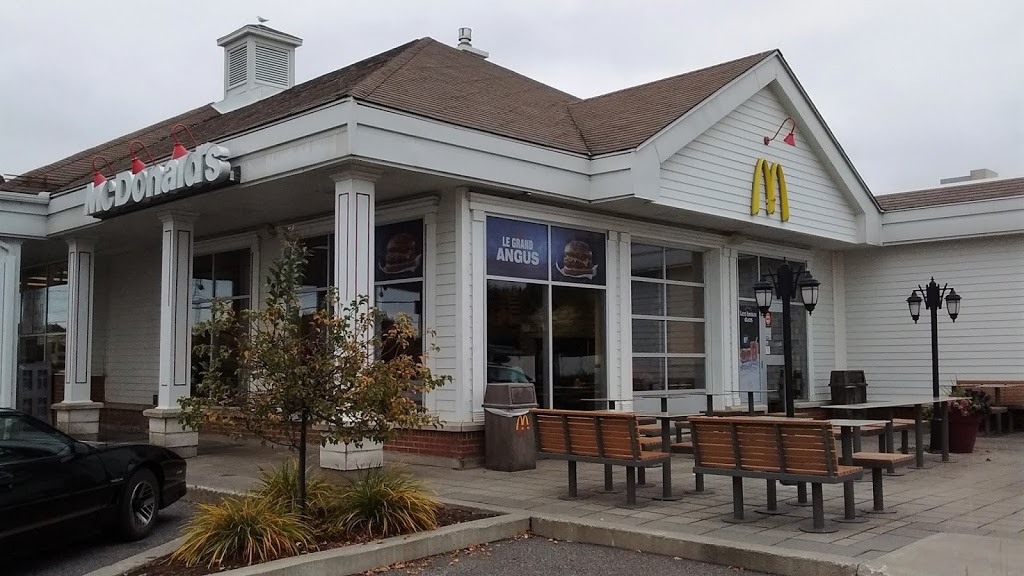 McDonalds | 14 Boulevard de Bromont Suite 101, Bromont, QC J2L 2K2, Canada | Phone: (450) 534-4224