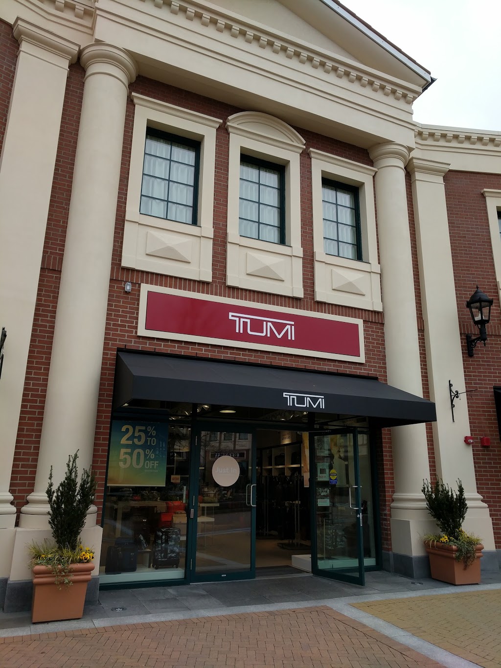 Tumi | MCARTHURGLEN DESIGNER OUTLET, 7899 Templeton Station Rd #1039, Richmond, BC V7B 0B7, Canada | Phone: (604) 303-1890