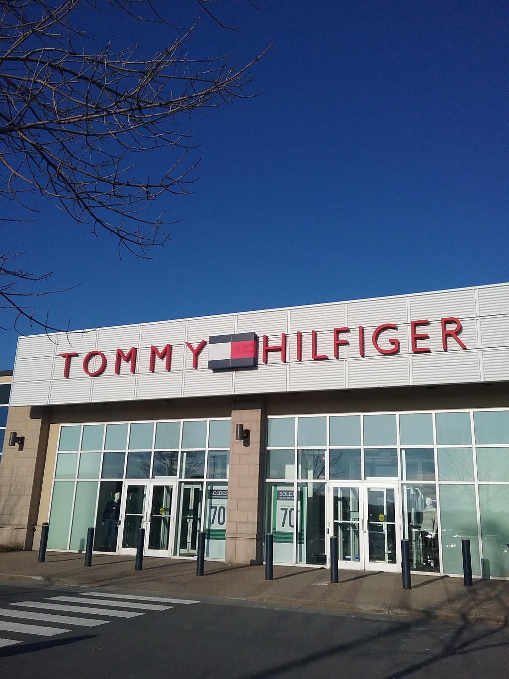 Tommy Hilfiger | CARREFOUR DE LA RIVE-SUD, 582 Chemin de Touraine SUITE #100, Boucherville, QC J4B 5E4, Canada | Phone: (450) 645-9333