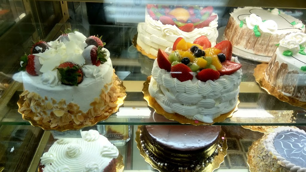 R Bakery | 2588 Finch Ave W, North York, ON M9M 2G3, Canada | Phone: (416) 749-2220