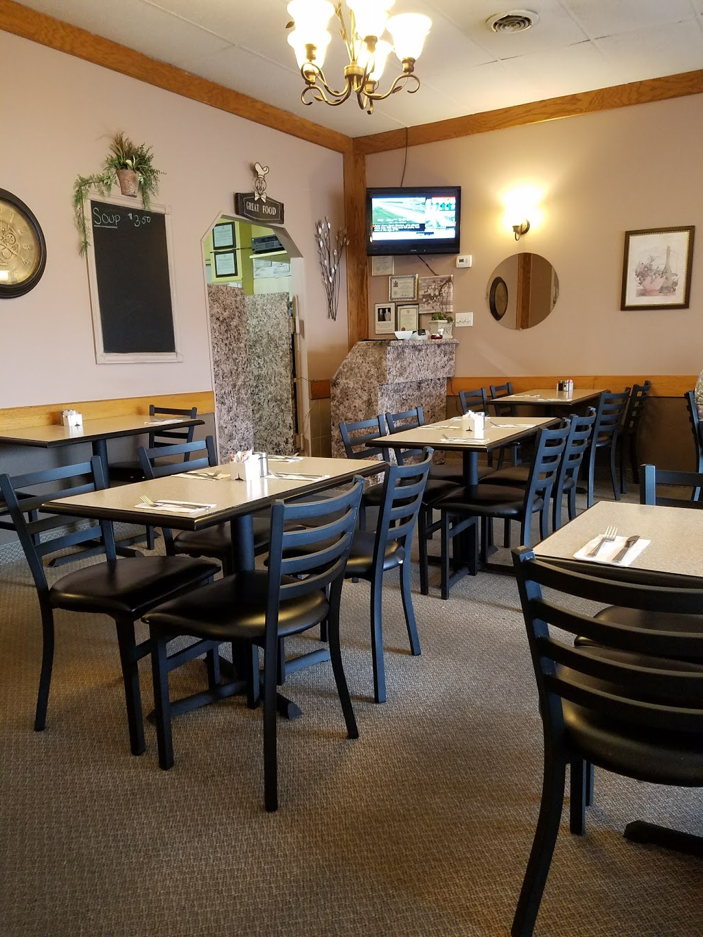 Ace Family Restaurant/Lounge | 1120 Fennell Ave E, Hamilton, ON L8T 1S5, Canada | Phone: (905) 385-1924