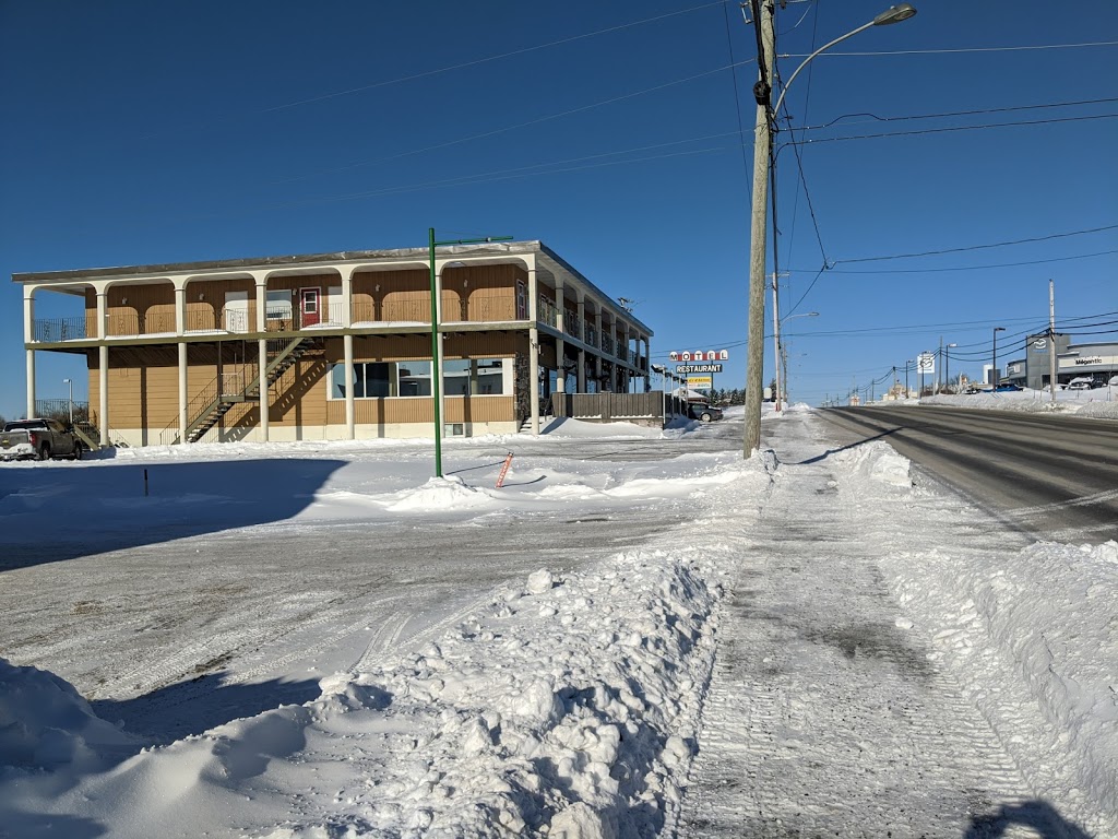 Hotel Motel Le Château | 3423 Rue Laval, Lac-Mégantic, QC G6B 1A5, Canada | Phone: (819) 583-5117