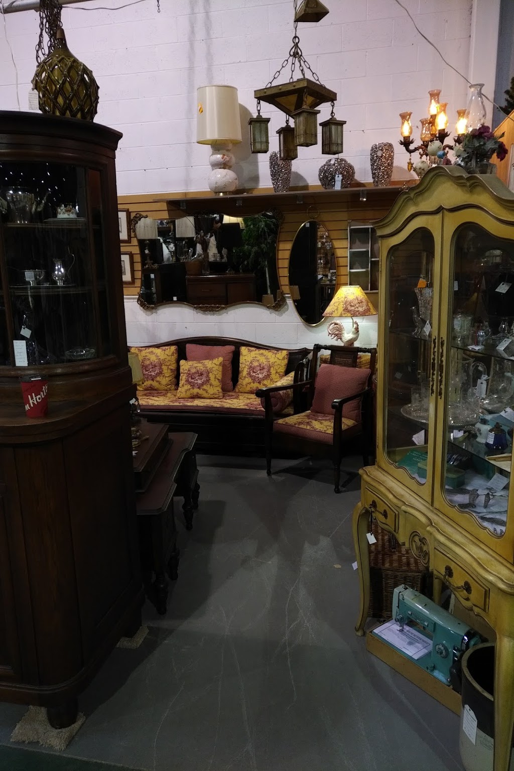 Roadshows 400 Antiques Mall | 2207 Industrial Park Rd, Innisfil, ON L9S 3V9, Canada | Phone: (705) 436-6222