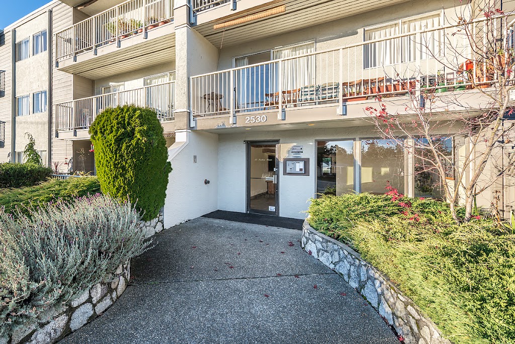 Lochside Apartments | 2530 Mt Newton Cross Rd, 7840 Lochside Dr, Saanichton, BC V8M 2B9, Canada | Phone: (778) 678-6003