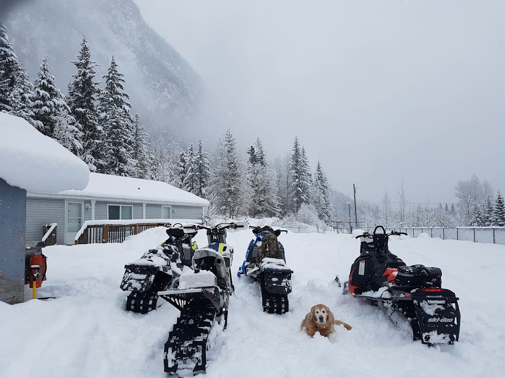 Peaks Lodge | 1071 Pine Rd, Revelstoke, BC V0E 2S0, Canada | Phone: (250) 837-2176