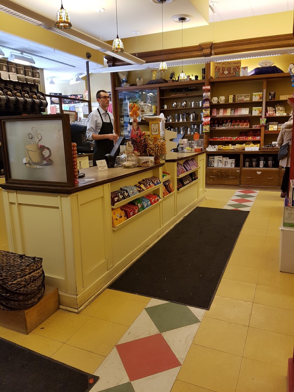 Épicerie Européenne | 560 Rue Saint-Jean, Québec, QC G1R 1P6, Canada | Phone: (418) 529-4847