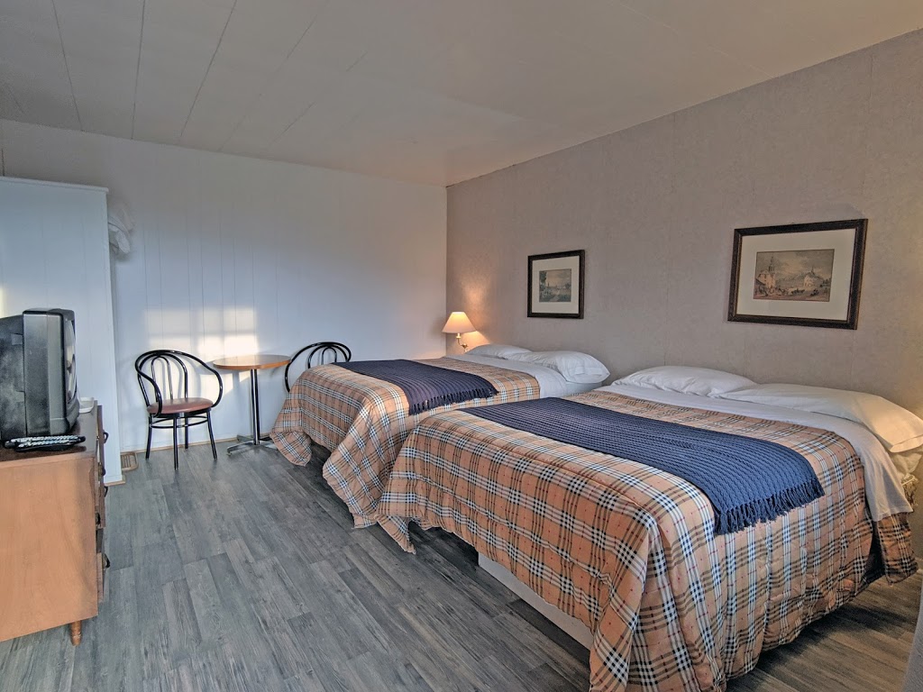 Motel le Danube Charlevoix | 41 QC-138, Saint-Aimé-des-Lacs, QC G0T 1S0, Canada | Phone: (418) 439-1818