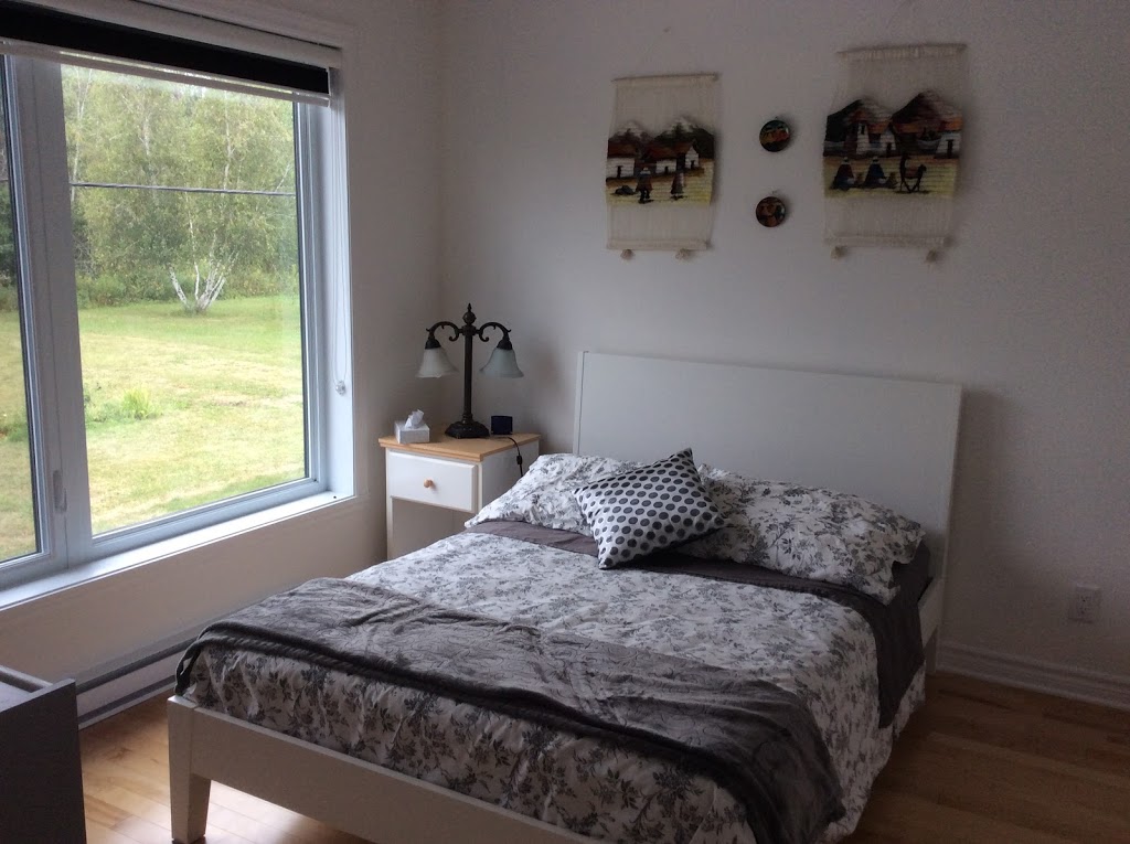 Jolie Cottage | 5620 Rue Viger, Saint-Hubert, QC J3Y 8Y9, Canada | Phone: (514) 995-1590