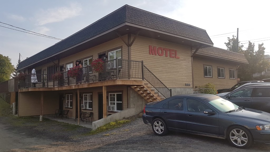 Motel La Place Coaticook | 20 Rue Saint-Jacques S, Coaticook, QC J1A 2N7, Canada | Phone: (819) 823-6123