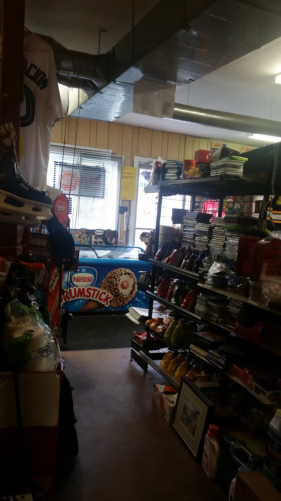 Lyle`s Grocery Ltd | 106 Digby St, Shelburne, NS B0T 1W0, Canada | Phone: (902) 875-3477