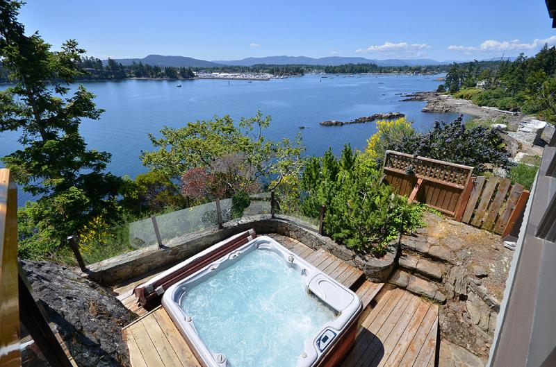 EMR Vacation Rentals Inc | 1016 McCallum Rd #106, Victoria, BC V9B 4C6, Canada | Phone: (250) 483-6790