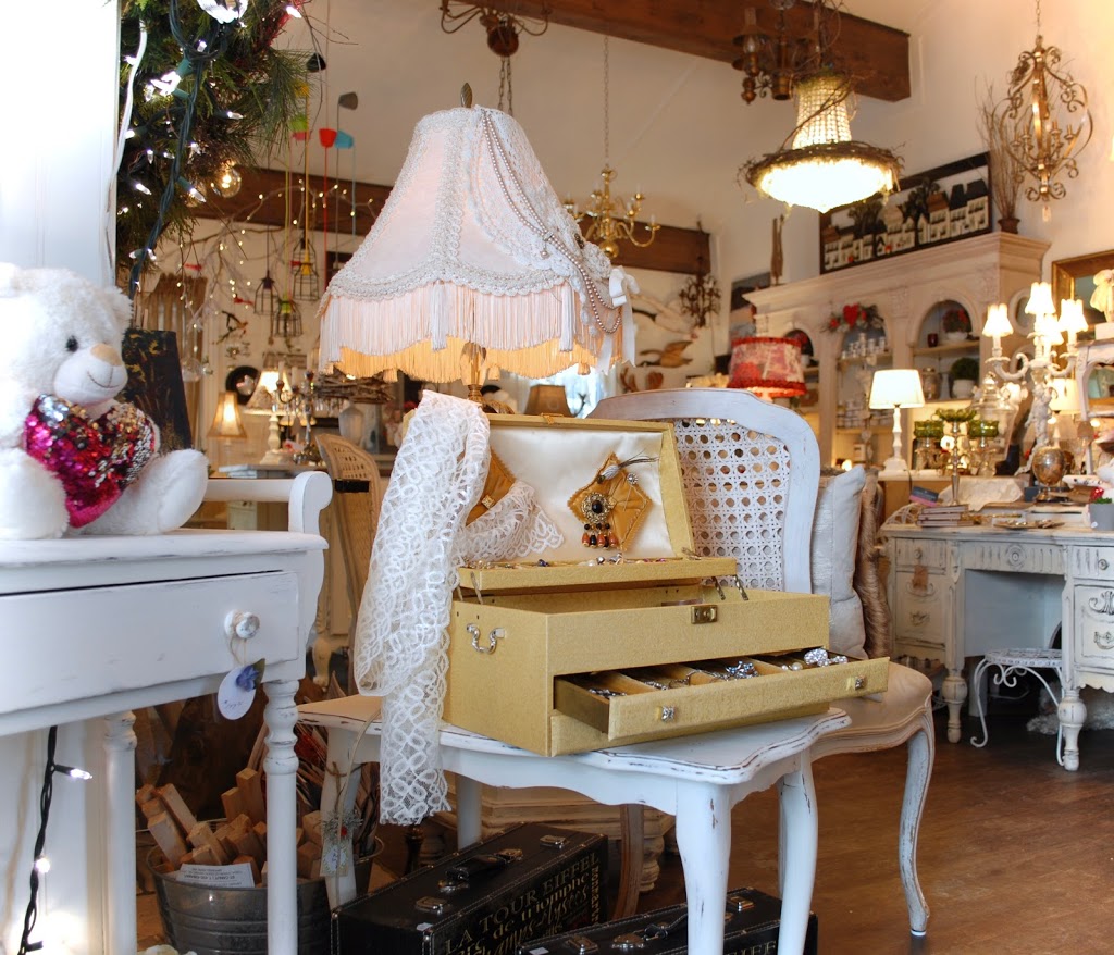 La Petite Cachottière - Meuble Vintage - Abat-jour Personilisé - | 2 Avenue St Jacques, Saint-Sauveur, QC J0R 1R4, Canada | Phone: (450) 744-0226