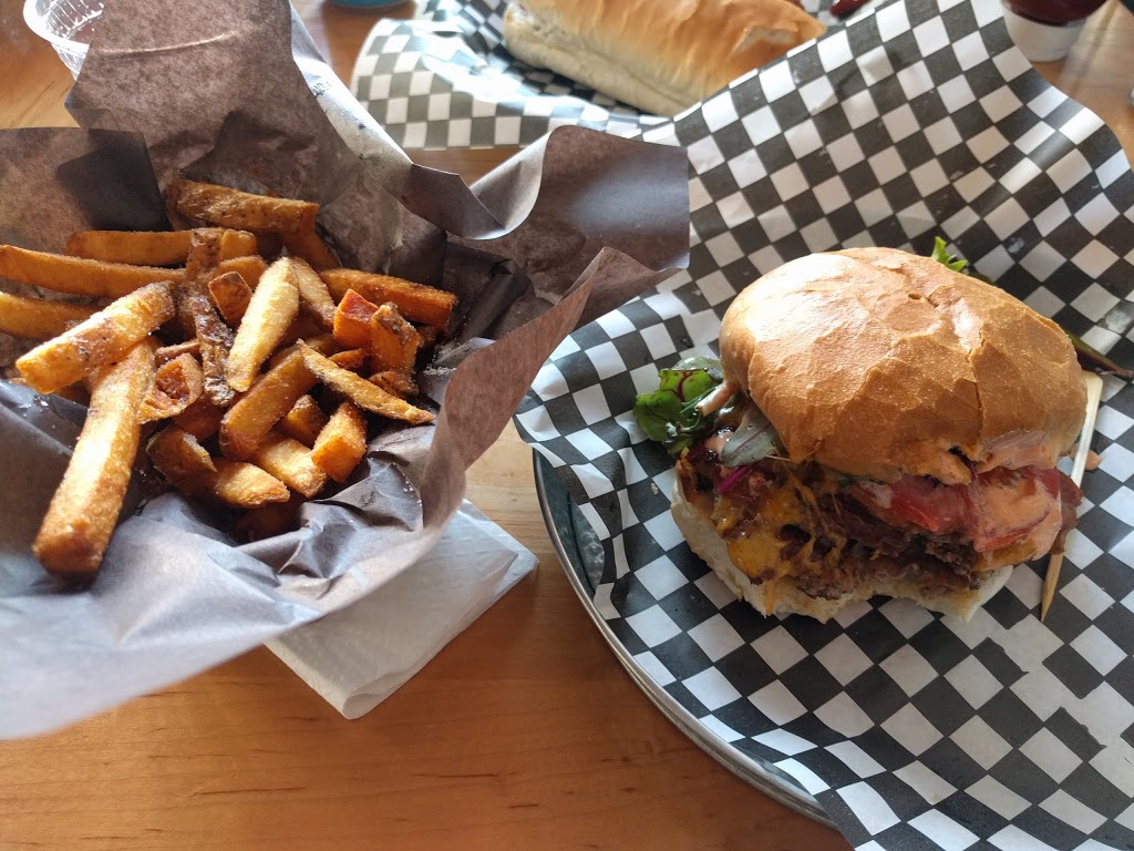 Real Burger | 94 Dundas St E, Waterdown, ON L0R 2H2, Canada | Phone: (905) 689-3111