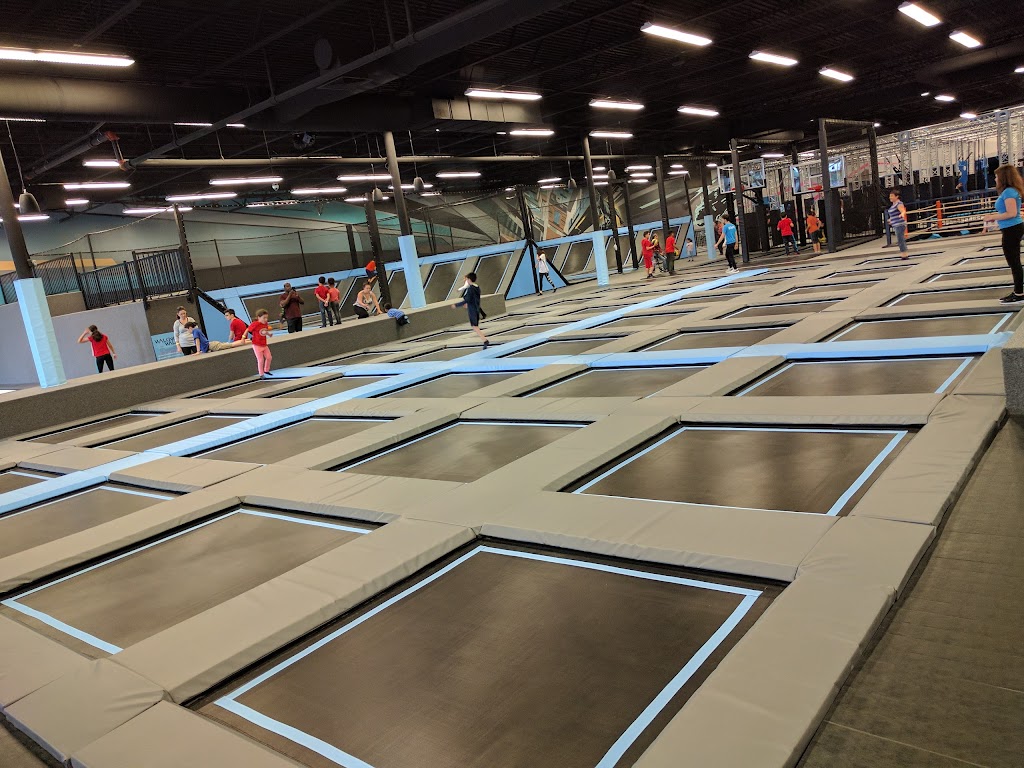 Elevation trampoline & amusement | 5850 Bd des Grandes-Prairies, Saint-Léonard, QC H1P 1A2, Canada | Phone: (514) 548-5050