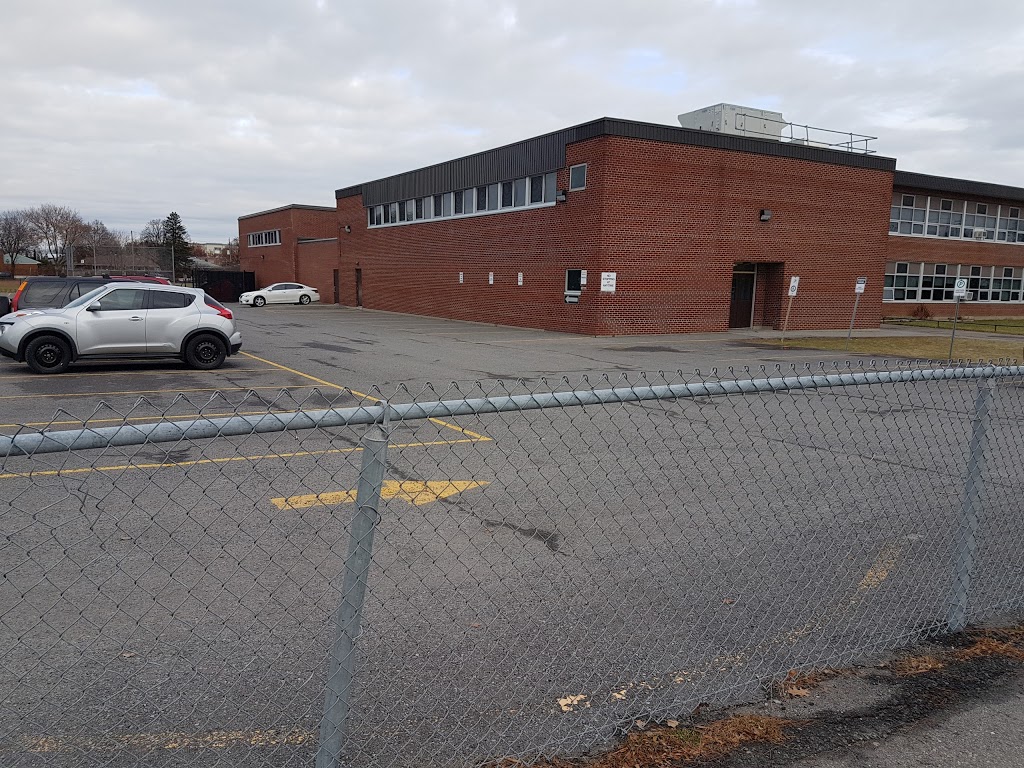 Vincent Massey Public School | 745 Smyth Rd, Ottawa, ON K1G 1N9, Canada | Phone: (613) 733-5955