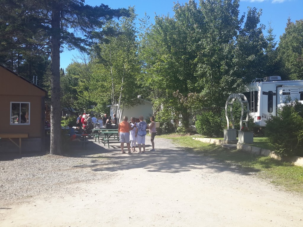 Camping du Pin Rouge | 75 Chemin du Lac du Pin Rouge, Saint-Hippolyte, QC J8A 3J3, Canada | Phone: (450) 563-4000