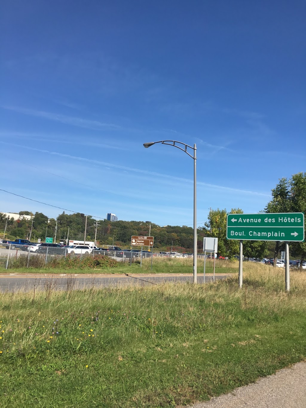 Stationnement secondaire de lAquarium du Québec | 1675 Av. des Hôtels, Québec, QC G1W 4S3, Canada | Phone: (418) 659-5264