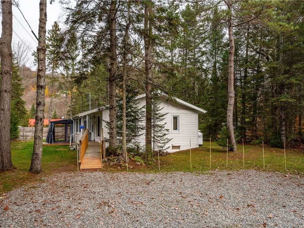 Chalet Au P’tit Bonheur | 2040 Chem. Gémont, Saint-Adolphe-dHoward, QC J0T 2B0, Canada | Phone: (514) 718-4623