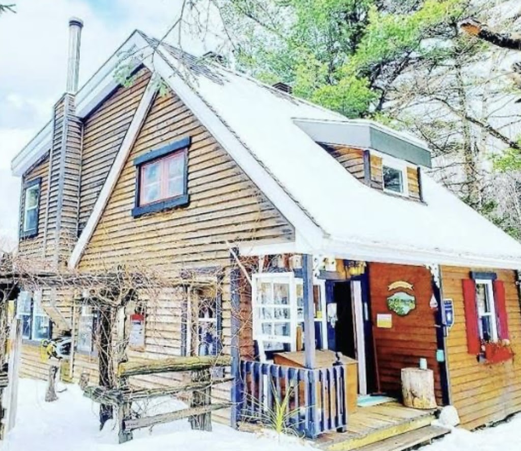 Chalet La Petite Campagne | 1170 Chem. du Lac Beaulne, Chertsey, QC J0K 3K0, Canada | Phone: (514) 946-0031