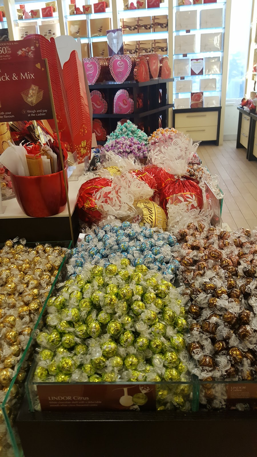 Lindt Chocolate Shop | 7090 Kennedy Rd, Mississauga, ON L5S 2A5, Canada | Phone: (905) 696-8143