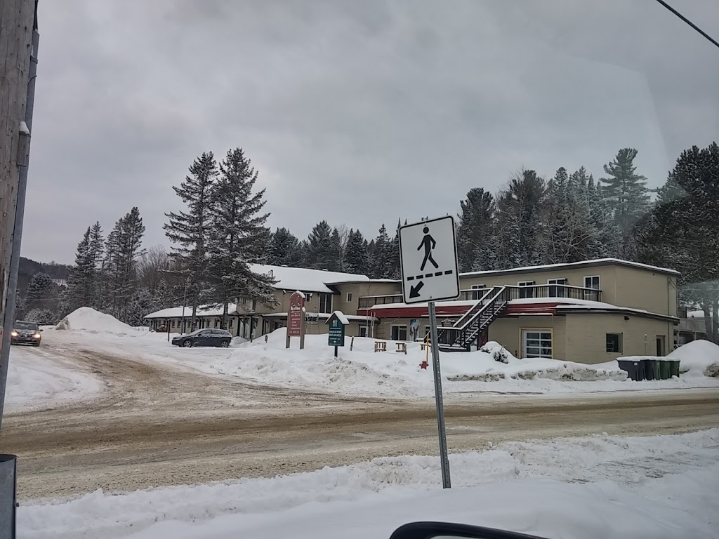 La Chèvre Resto-Pub-Salle de spectacles | 1510 Chemin de lAvalanche, Saint-Adolphe-dHoward, QC J0T 2B0, Canada | Phone: (819) 714-0101