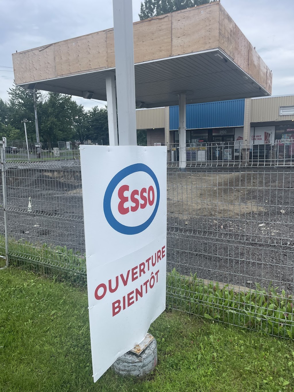 ESSO | 3100 Chem. de la Rivière-Cachée, Boisbriand, QC J7H 1H9, Canada | Phone: (450) 818-2334