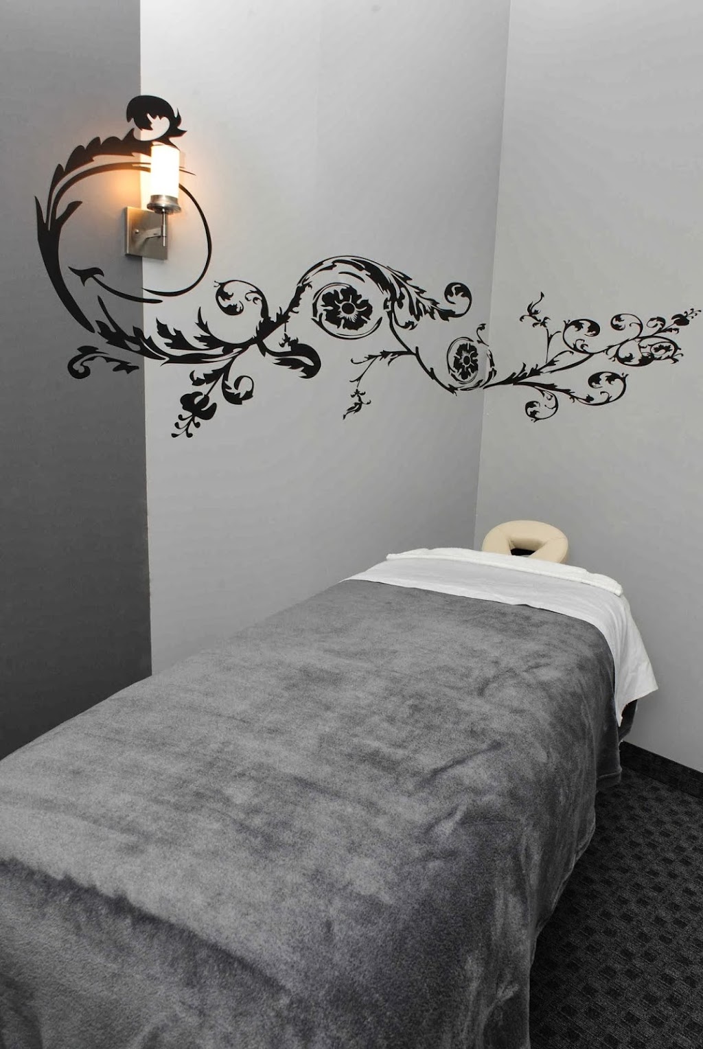 Massage Addict | 1900 Appleby Line Unit 8, Burlington, ON L7L 6A1, Canada | Phone: (289) 245-1555