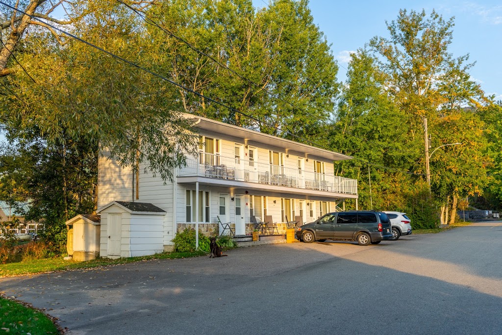 Auberge de la Rive de Charlevoix | 280 Rue de lÉglise, Saint-Joseph-de-la-Rive, QC G0A 3Y0, Canada | Phone: (418) 635-2846