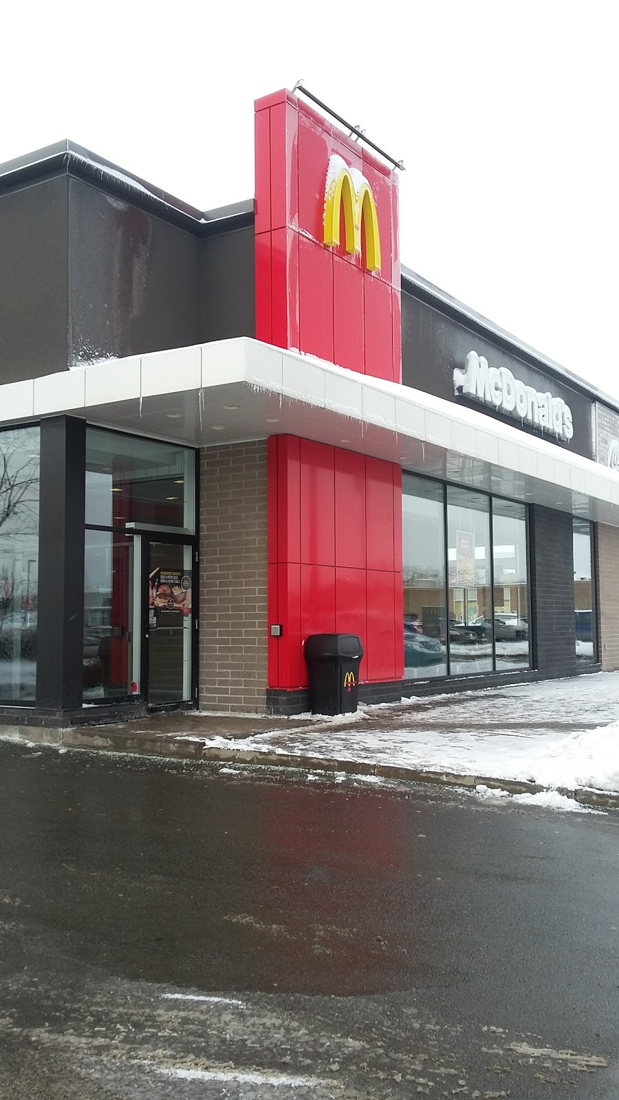 McDonalds | 2831 Boulevard des Promenades, Sainte-Marthe-sur-le-Lac, QC J0N 1P0, Canada | Phone: (450) 623-8000