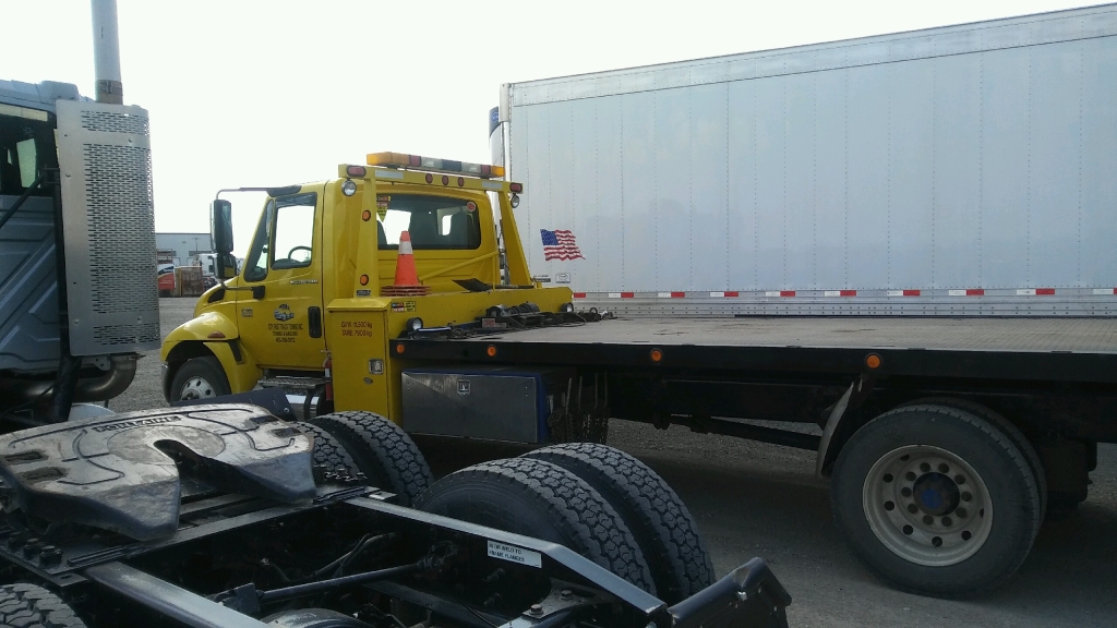 City Fast Track Towing and Hauling | 38 Deerfield Manor SE, Calgary, AB T2J 6Z4, Canada | Phone: (403) 798-3012