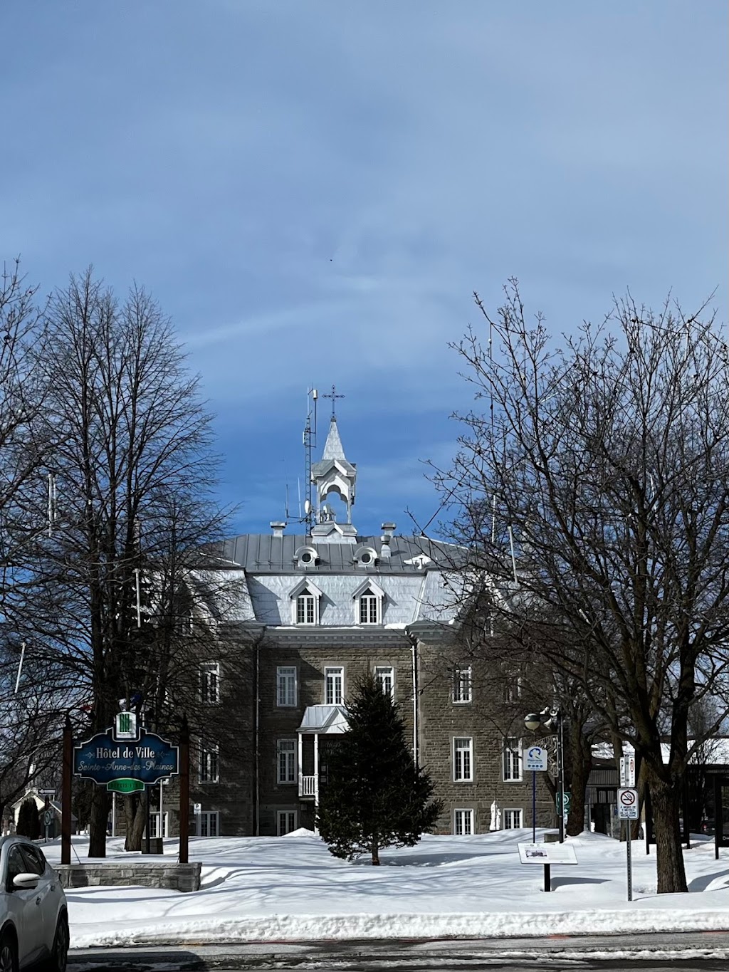 Sainte-Anne-des-Plaines Town Hall | 139 Boulevard Ste Anne, Sainte-Anne-des-Plaines, QC J5N 3K9, Canada | Phone: (450) 478-0211