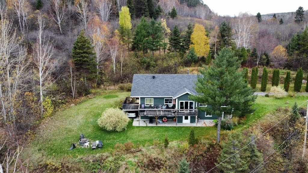 Villa de la Montagne sur le Fjord | 711 Rue de la Montagne, Sainte-Rose-du-Nord, QC G0V 1T0, Canada | Phone: (438) 813-3664