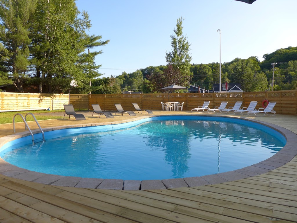 Motel de la Rivière | 555 Boulevard des Laurentides, Piedmont, QC J0R 1K0, Canada | Phone: (450) 227-4471