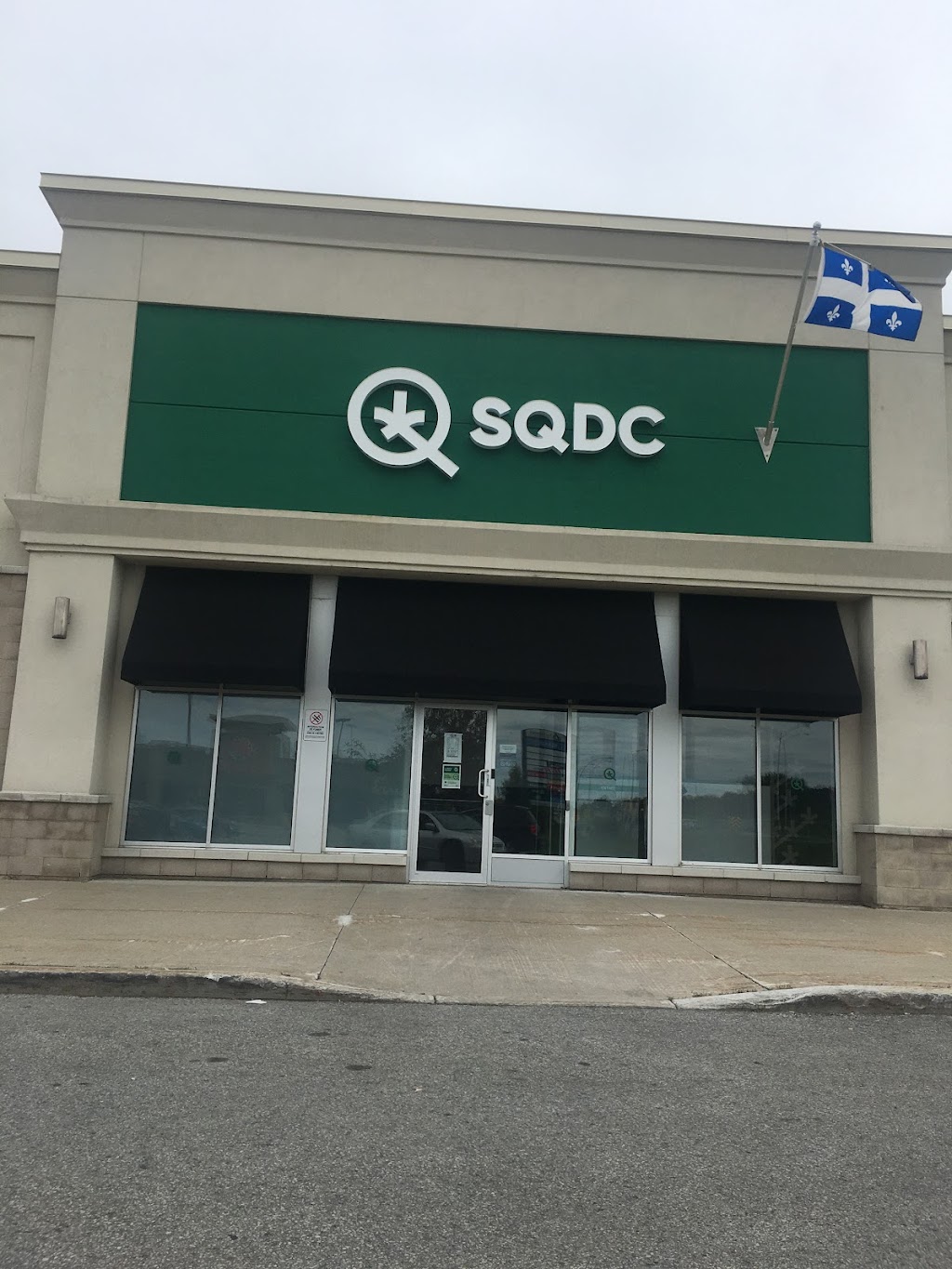 SQDC - Laval — Autoroutes 19 et 440 | 5800 Boulevard Robert-Bourassa, Laval, QC H7E 0A5, Canada | Phone: (450) 936-5001