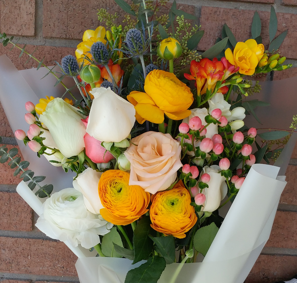 Chez Luis Flower Shop | 300 John St unit 145, Thornhill, ON L3T 5W4, Canada | Phone: (905) 763-9688