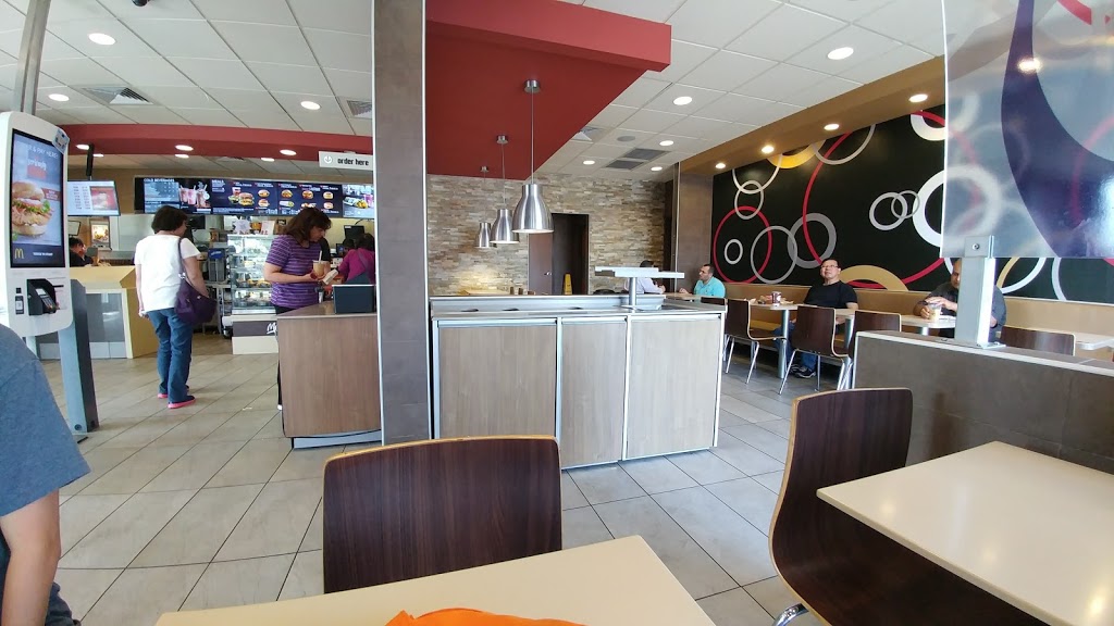 McDonalds | 670 Eglinton Ave W, Mississauga, ON L5R 3V2, Canada | Phone: (905) 502-5939