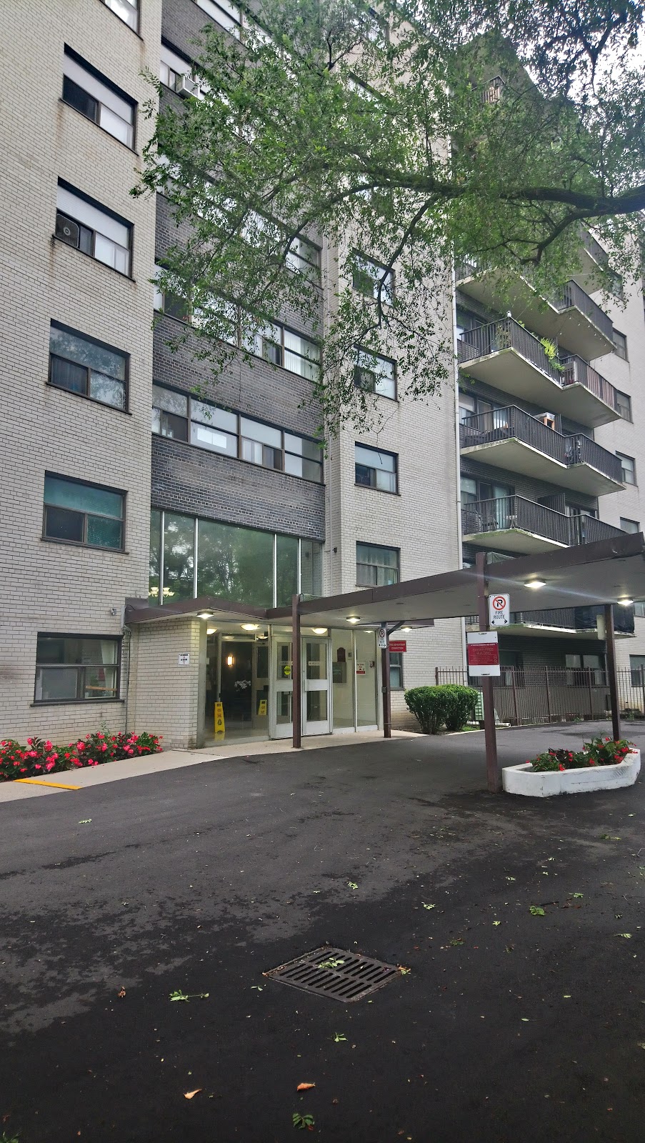 Landmark Apartments | 2493 Lake Shore Blvd W, Etobicoke, ON M8V 1C7, Canada | Phone: (416) 255-4559