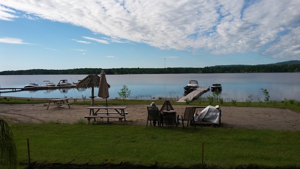 Les Chalets Baie Cascouia and The House At The Lake | 515 Chem. Champigny, Larouche, QC G0W 1Z0, Canada | Phone: (418) 542-7849