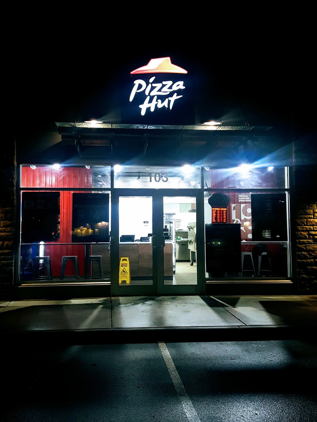 Pizza Hut | 2711 192 St #103, Surrey, BC V3S 3X1, Canada | Phone: (604) 536-5000