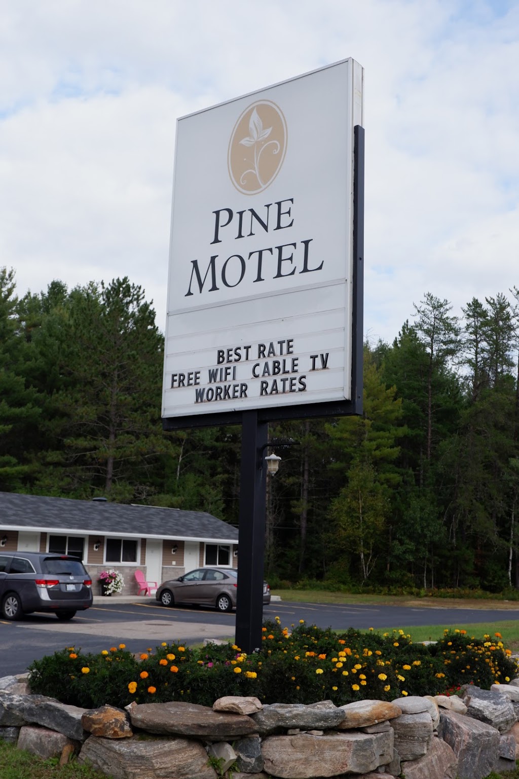 Pine Motel | 33852 ON-17, Deep River, ON K0J 1P0, Canada | Phone: (613) 584-3381