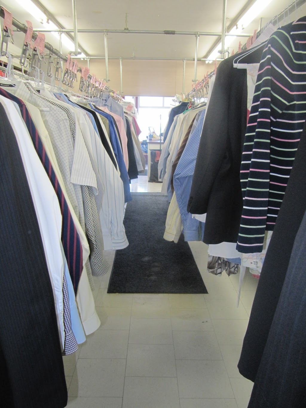 Kingsway Custom Dry Cleaners | 2969 Bloor St W, Etobicoke, ON M8X 1B8, Canada | Phone: (416) 231-7241