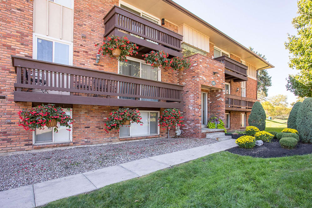 Idylwood Resort Apartments | 101 Slate Creek Dr, Cheektowaga, NY 14227, USA | Phone: (833) 208-6708