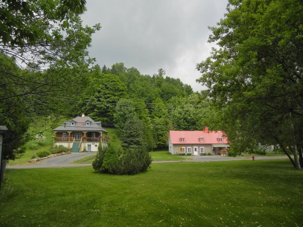 Auberge Du Sault-A-La-Puce | 8365 Ave Royale, Château-Richer, QC G0A 1N0, Canada | Phone: (418) 824-5659