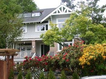 Kitsilano Garden Suites | 3500 W 1st Ave, Vancouver, BC V6E 2R9, Canada | Phone: (604) 694-8801