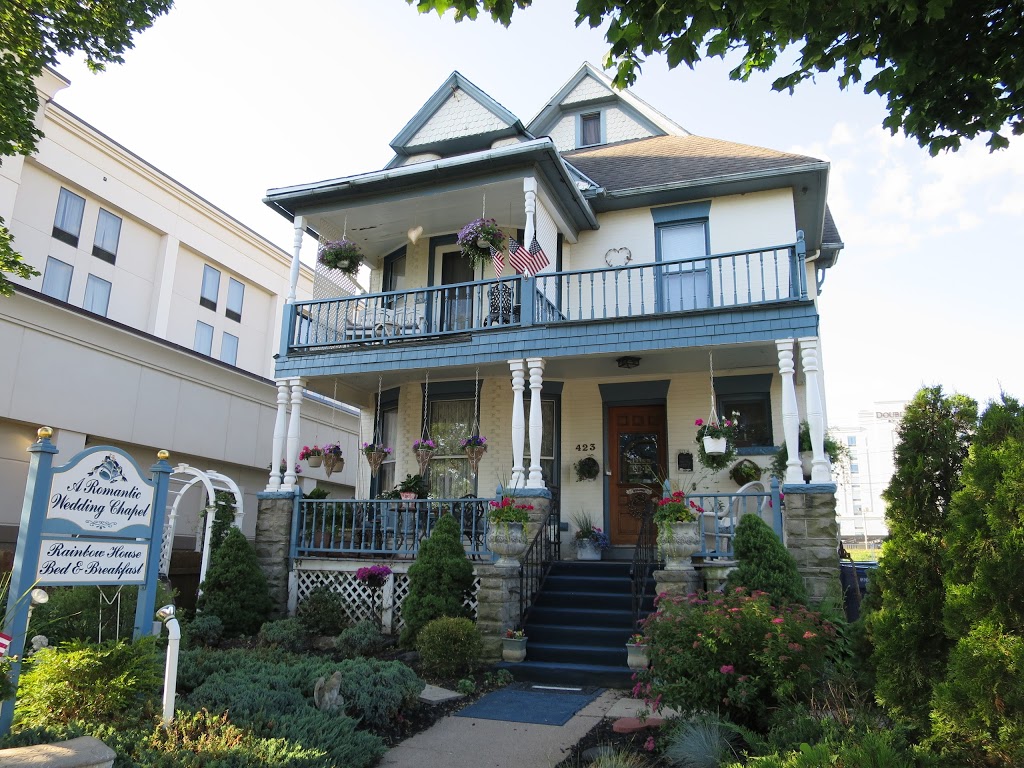 Rainbow House Bed & Breakfast | 423 Rainbow Blvd, Niagara Falls, NY 14303, USA | Phone: (716) 282-1135