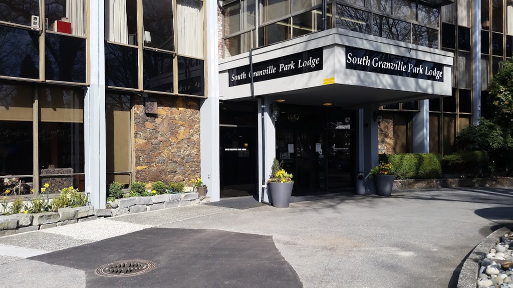 South Granville Park Lodge | 1645 W 14th Ave W, Vancouver, BC V6J 2J4, Canada | Phone: (604) 732-8633