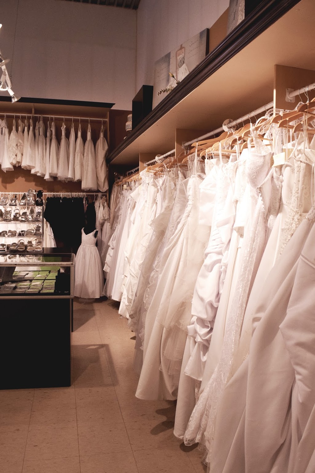 Wedding Dress Marily | 732 1re Rue, Saint-Jean-sur-Richelieu, QC J2X 3C1, Canada | Phone: (450) 515-1118