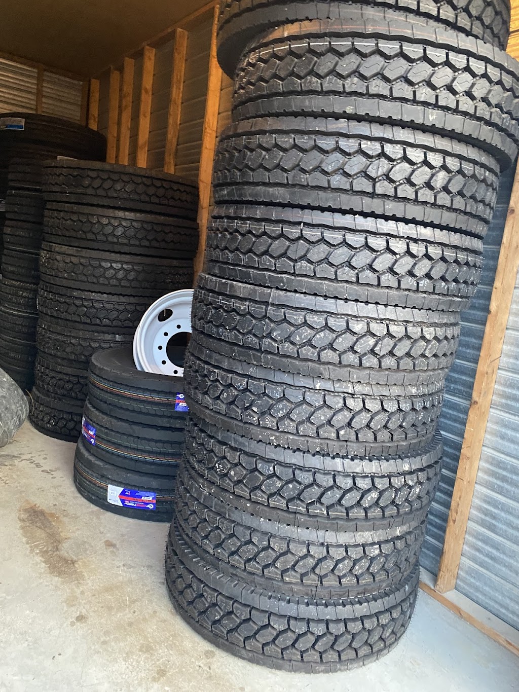 T J truck&trailer tire service | 485037 Sweaburg Rd, Woodstock, ON N4S 7V6, Canada | Phone: (647) 542-4000