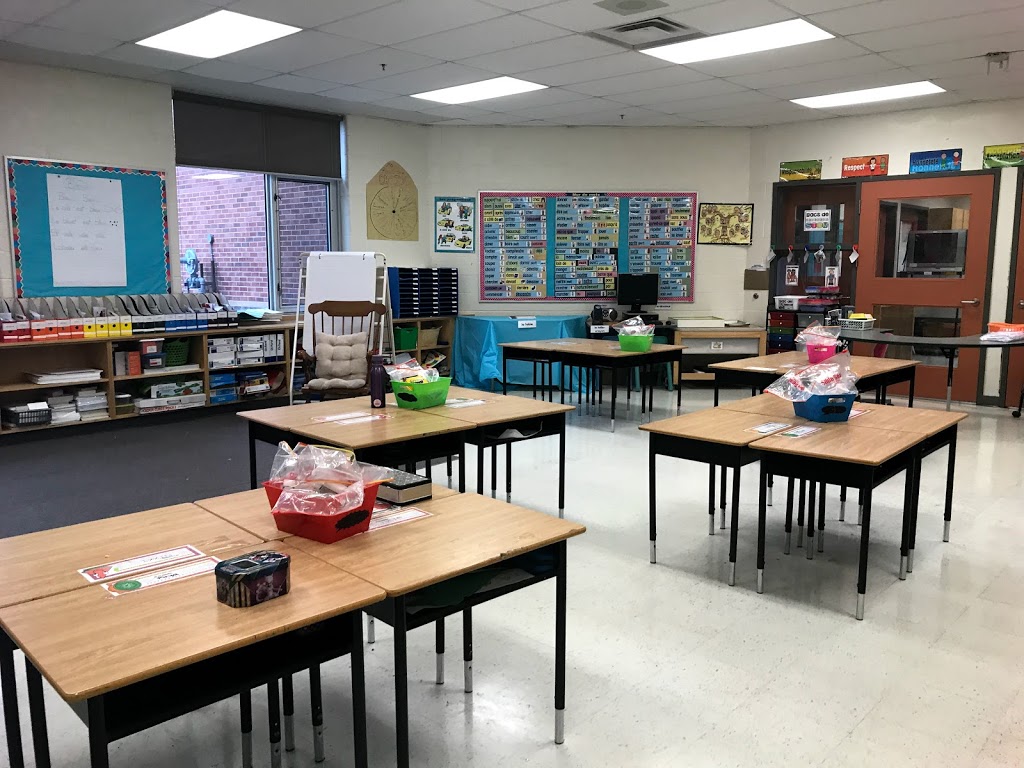 Poplar Bank Public School | 400 Woodspring Ave, Newmarket, ON L3X 2X1, Canada | Phone: (905) 953-8995